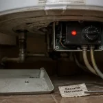 Chauffe-eau voyant rouge fixe allumé sur thermostat