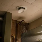 Vmc dans salle de bain : bouche d’extraction 80 mm au-dessus de la douche