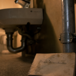 Bruit de canalisation la nuit : tuyau métallique, claquement et glouglou en salle de bain