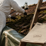 Exemple devis démoussage toiture : artisan bâche et devis ouvert
