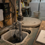 Installation de pompe de relevage : cuve, flotteur et clapet anti-retour en sous-sol