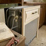 Installer lave-vaisselle encastrable : niche, raccordements et façade