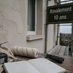Ravalement de façade tous les combien : façade rénovée sur échafaudage, repère 10 ans