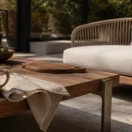 Mobilier de jardin haut de gamme contemporain : table teck FSC, aluminium brossé et fauteuil en corde tressée