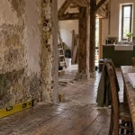 Idée rénovation maison ancienne : intérieur en rénovation, lumière et charme