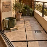 Revêtement sol balcon : dalle ajourée antidérapante sur plots, drainage visible